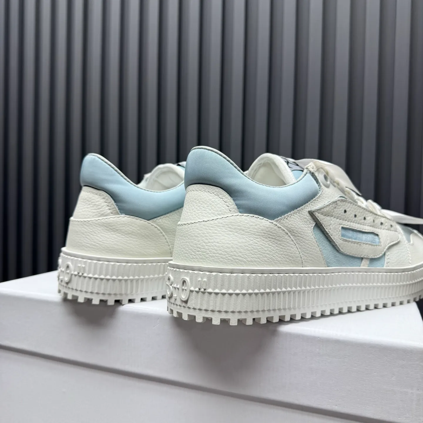 Men's shoes💰680 OFF WHITE ⚡️Couple style⚡️The latest spring style street casual shoes, released with the highest quality version on the market👊Series original mold opening, original lasting, production technology 1:1 original version➰🔜The best choice for more and more celebrities and Internet celebrities🔸In the classics Changes in the code🔸Innovate in the trend🔸Strive to break away from the shackles of bad street design🔝Although he is not the originator of fashion design, he is definitely a shining dark horse in avant-garde design🐴🆙Do not follow the trend🔅Not universal beauty🔅 Fabric💯First-layer cowhide Lining💯Imported skin-friendly and environmentally friendly polyester mesh Foot pads💯Original molded high-elastic environmentally friendly molding pads Midsole💯Made with original last-last technology Outsole💯Rubber outsole Packaging💯Official website synchronizes full set of packaging (brand wrapping paper, brand certificate, brand cloth bag) Code numbers 35-44, 45 46 Customized
